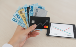 Leia mais sobre o artigo Estratégias eficazes para quitar dívidas de cartão de crédito com juros altos.