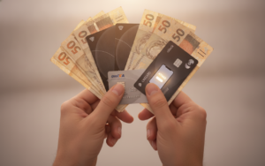 Leia mais sobre o artigo Seu App Esconde Um Tesouro! Ative o Crédito Pré-Aprovado NA HORA e Transforme Seu Débito em Poder de Compra!